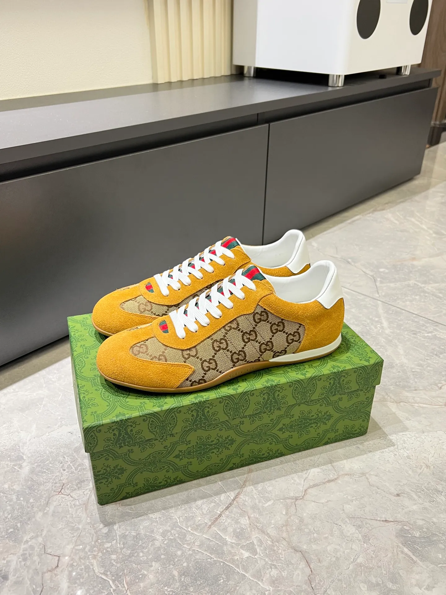 Men's shoes 💰p400 Gucci Shift series sports shoes, featuring lightweight thin sole design, suede + canvas + technical fabric splicing, perfect texture! The tongue and heel have red and green webbing, which is highly recognizable✨. The classic brown + off-white color scheme is retro and modern. The shell-toe shoe shape makes the feet smaller. It is perfect for daily wear or skirts and trousers. The upper fabric + elastic heel is easy to put on and take off, and the wrapping feeling is comfortable. It can be used for commuting and leisure. It has become one of Demna Gvasalia’s hottest items after taking over🔥. size: 38-45!